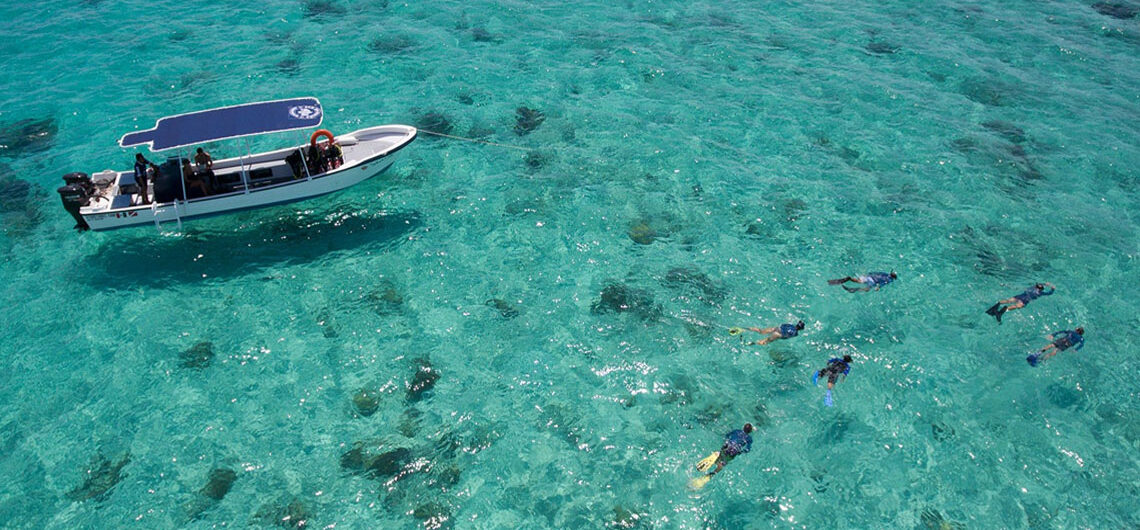 Wonderland Roatan Tours 4 stops tour boat