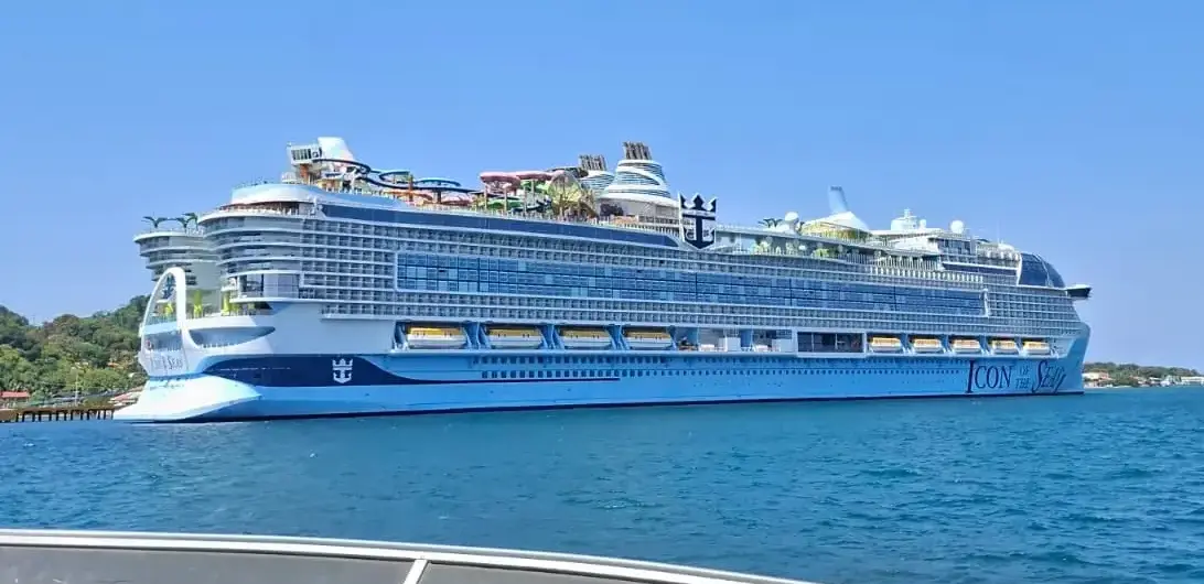 Crucero Icon of the Seas en Roatán visto desde una lancha