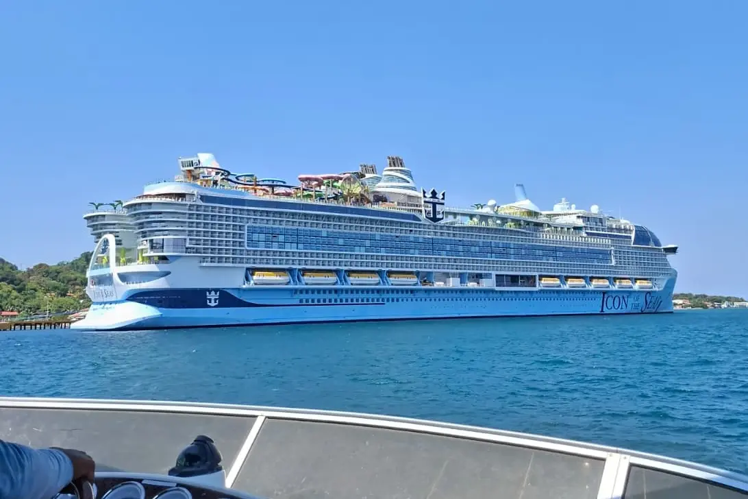 Crucero Icon of the Seas en Roatán visto desde una lancha